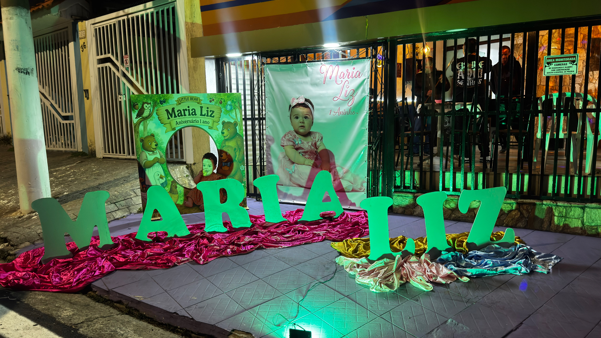 Fachada Hollywood do Castelo Mágico Buffet Infantil na Vila Matilde, à noite, decorada para uma festa