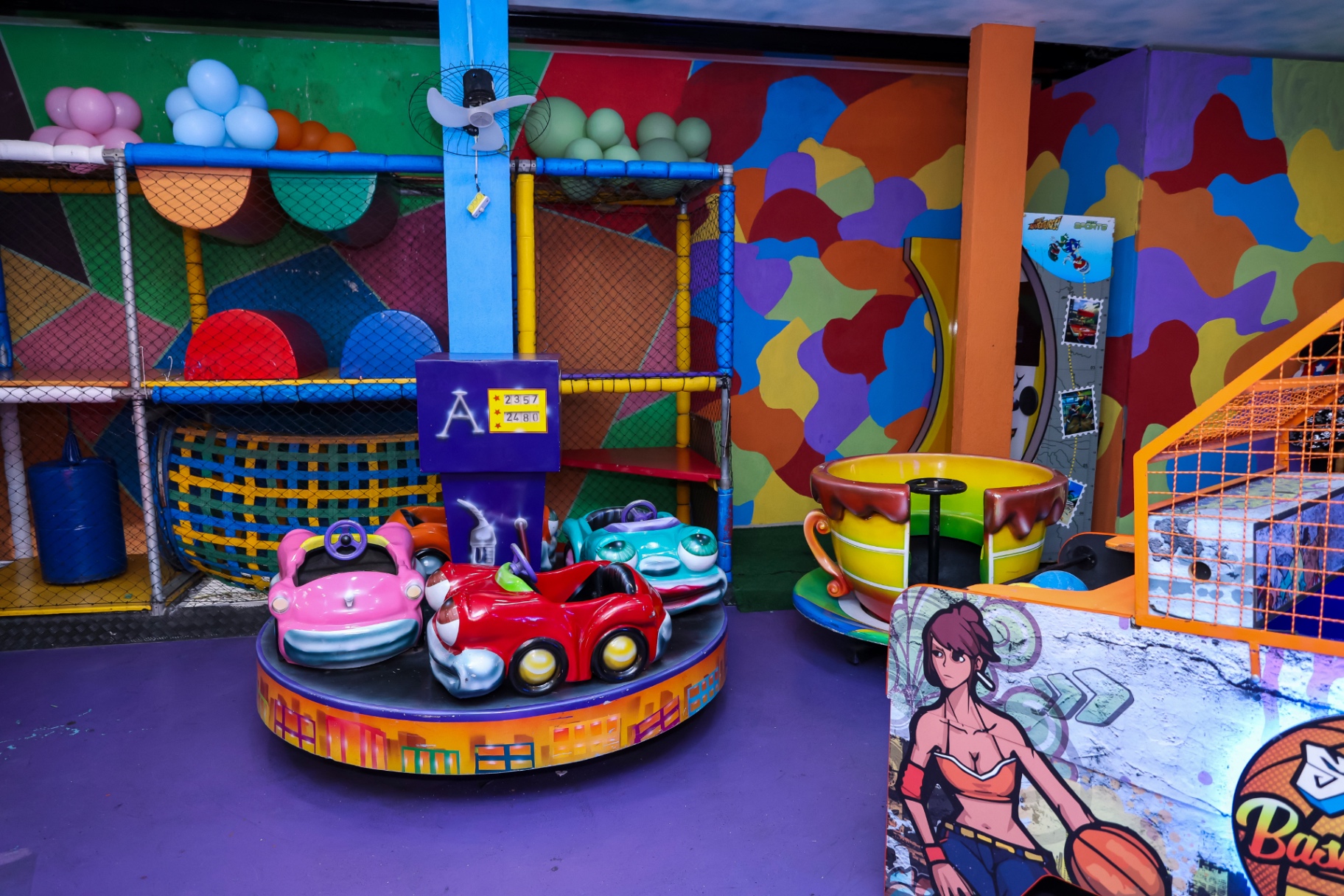 Carrossel de carrinhos e xícara giratória na área de brinquedos do Castelo Mágico Buffet Infantil