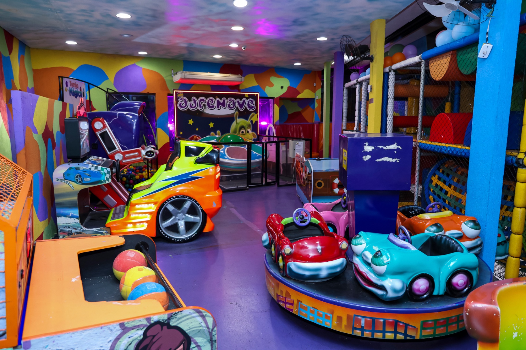 Área de jogos do segundo andar do Castelo Mágico Buffet Infantil, com fliperamas e carrinhos