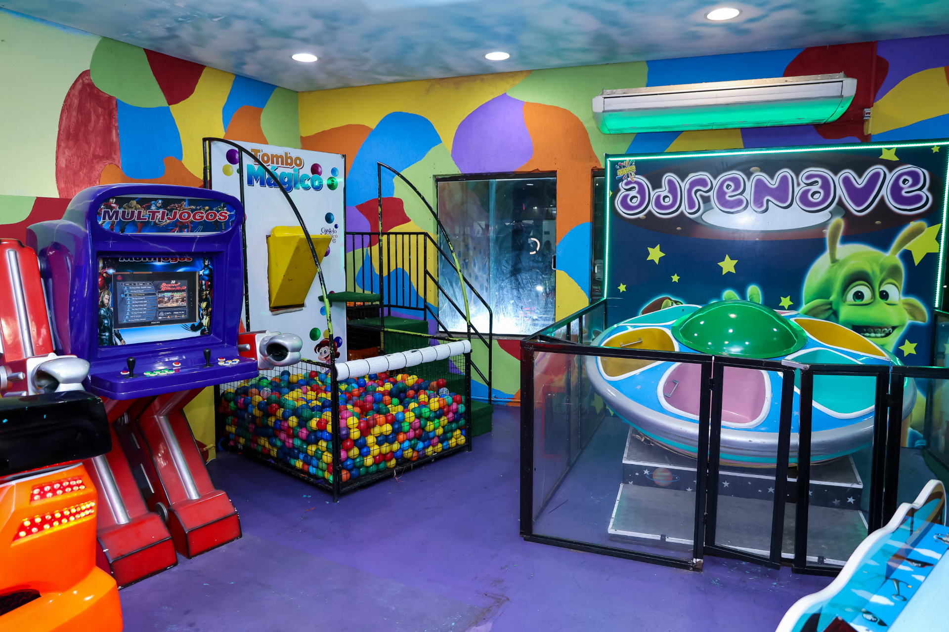 Área de brinquedos do Castelo Mágico Buffet Infantil, com piscina de bolas, fliperama e AdoRenave