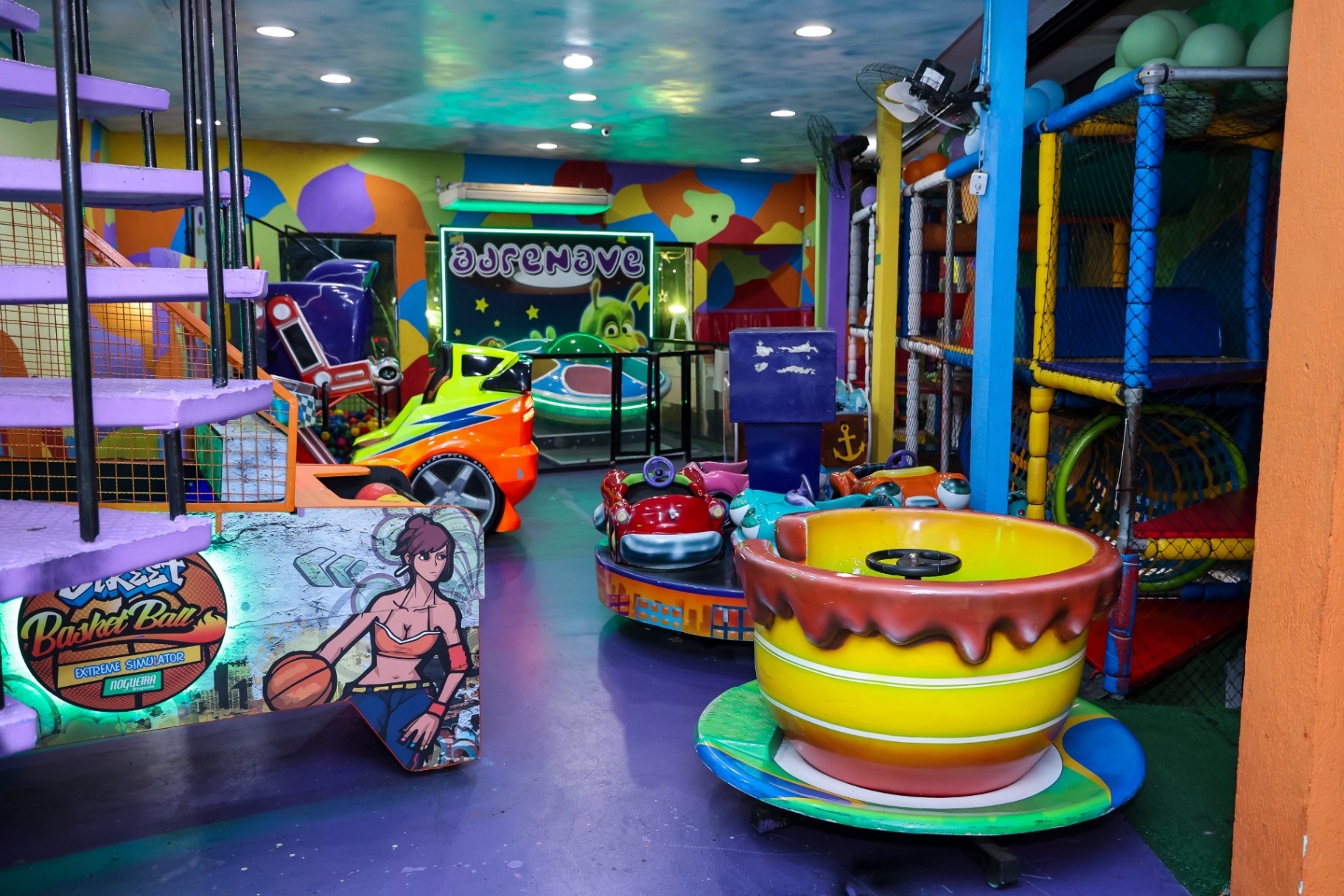 Vista geral do segundo andar do Castelo Mágico Buffet Infantil, com os brinquedos e paredes coloridas